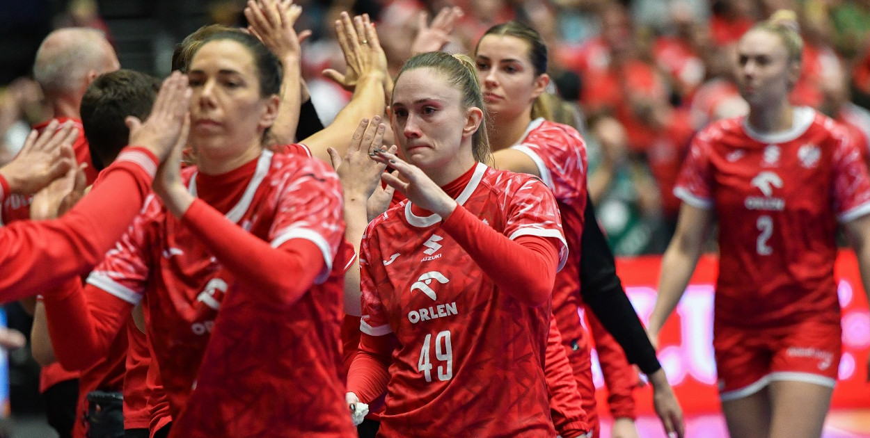 Zadanie, które w sobotni wieczór czekało reprezentantki Polski, można było przypisać do grona tych najtrudniejszych. Po drugiej stronie parkietu stanęły bowiem nie tylko gospodynie turnieju wspierane przez kilkadziesiąt tysięcy gardeł w Jyske Bank Boxen w Herning, ale zarazem brązowe medalistki mistrzostw świata sprzed dwóch lat i druga drużyna Europy (fot. Paweł Bejnarowicz / Związek Piłki Ręcznej w Polsce)