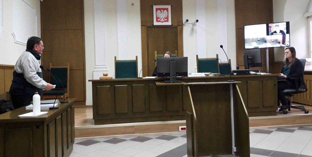 „Głównym powodem unieważnienia Uchwały nr 10 /21 z dn.23 09 2021 jest błędne rozliczanie ciepła za C.O. i C.W.U przez ZARZĄD, które wpływa na NIEUZASADNIONE zawyżenie opłat za zakupione ciepło” – czytamy w pozwie. Na zdjęciu Marek Karwowski (pierwszy z lewej) w łomżyńskim sądzie (I Wydział Cywilny). Rozprawie przewodniczy Edyta Dorota Piorunek