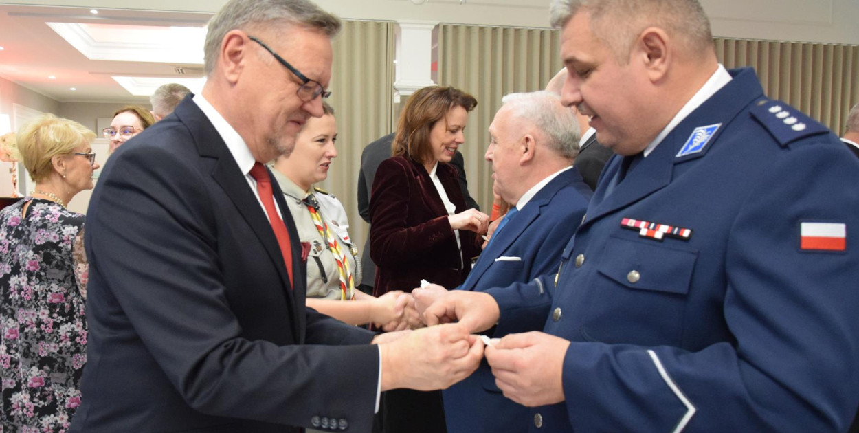 Tradycją świąt Bożego Narodzenia są spotkania opłatkowe organizowane w miejscach pracy czy nauki (fot. A. Konopka/UM Kolno)