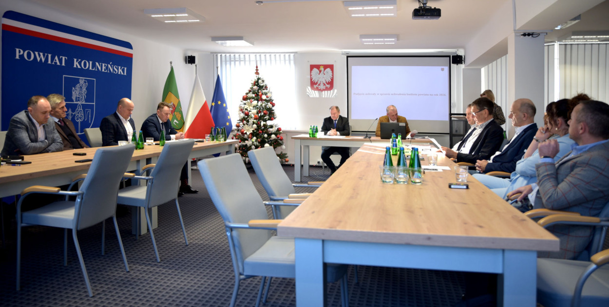 Według zestawienia środków finansowych przeznaczonych na inwestycje i remonty dróg wykonanych w latach 2019-2023 na terenie poszczególnych gmin powiatu kolneńskiego wydatkowane kwoty wyglądają następująco: Gmina Grabowo – 4 mln, Gmina Stawiski – ponad 27 mln, Gmina Kolno – ponad 23 mln, Miasto Kolno – ponad 13 mln, Gmina Mały Płock – ponad 7 mln i Gmina Turośl  - ponad 6 mln (fot. powiat Kolno)