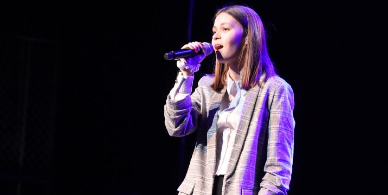 KOKiS: Pragniemy naszym artystkom pogratulować osiągnięć i determinacji w rozwijaniu pasji do śpiewu i aktorstwa a rodzicom podziękować za owocną współpracę oraz nieocenione wsparcie we wszelkiego rodzju działaniach artystycznych i scenicznych dziewcząt. Jesteśmy  jako instytucja kultury dumni z naszej młodzieży i szczęśliwi, że Kolneński Ośrodek Kultury i Sportu sprzyja rozwojowi wrażliwej na piękno i sztukę młodzieży i pozwala na rozwój tak nietuzinkowych osobowości scenicznych