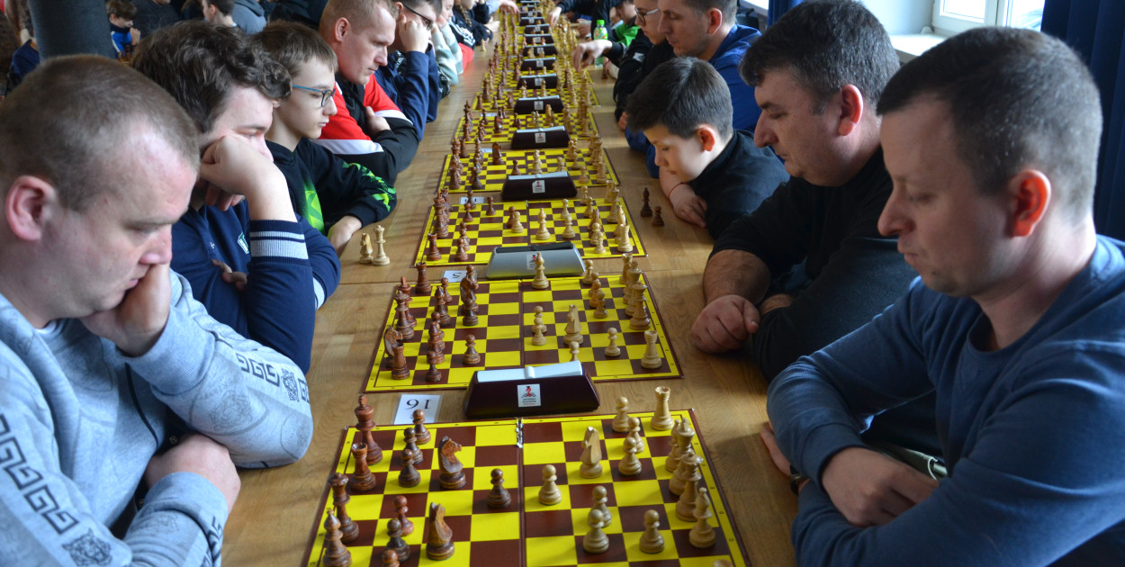 Wszyscy szachiści, w obu turniejach, z rąk dyrektor KOKiS oraz Przewodniczacego Rady Miejskiej zostali nagrodzeni pamiątkowymi medalami