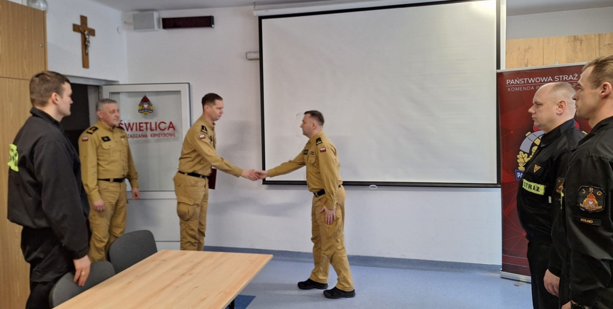 Komendant podziękował strażakom, pracownikom cywilnym i zaproszonym gościom za dotychczasową współpracę, omówił najważniejsze wydarzenia i osiągnięcia kolneńskich strażaków w 2023 roku oraz przedstawił plany na 2024 rok (fot. kpt. Sylwester Duda, KP PSP Kolno)