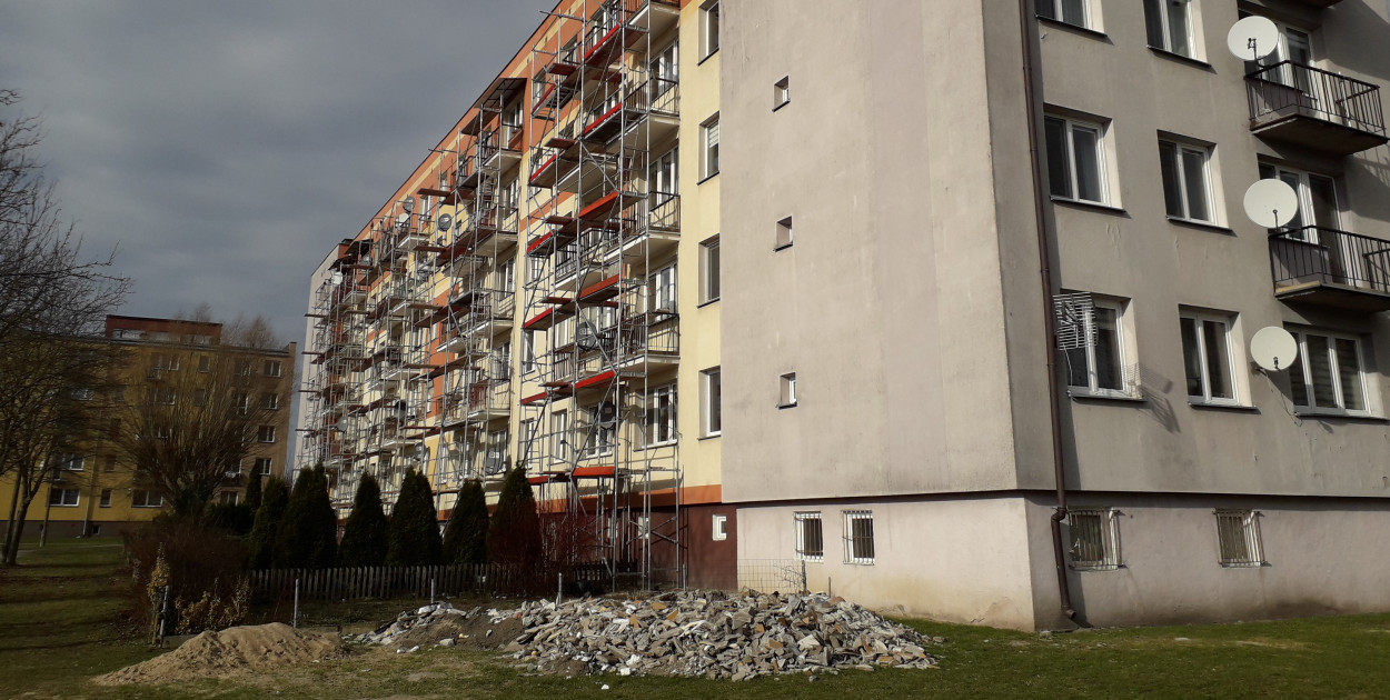 Właściciel firmy poinformował, że od jutra jego pracownicy wracają na plac budowy, ponieważ zrobiło się już ciepło. Zapowiada wykonanie zadania na koniec kwietnia