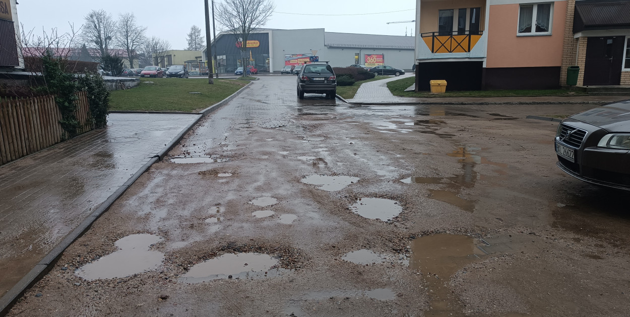 Droga jest często użytkowana przez samochody mieszkańców. Zatem czy spółdzielnię oraz PUK stać na zapłatę odszkodowań w przypadku uszkodzenia samochodów w wyniku wjechania w dziurę, która jest jedna obok drugiej?