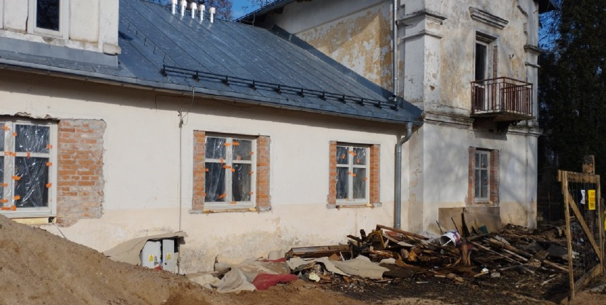 PO ZREALIZOWANIU WSZYSTKICH ETAPÓW INWESTYCJI W DW0RKU BĘDZIE FUNKCJONOWAĆ GMINNE CENTRUM KULTURY WRAZ Z REGIONALNĄ IZBĄ PAMIĘCI ORAZ PUNKTEM INFORMACJI TURYSTYCZNEJ (fot. UG Grabowo)