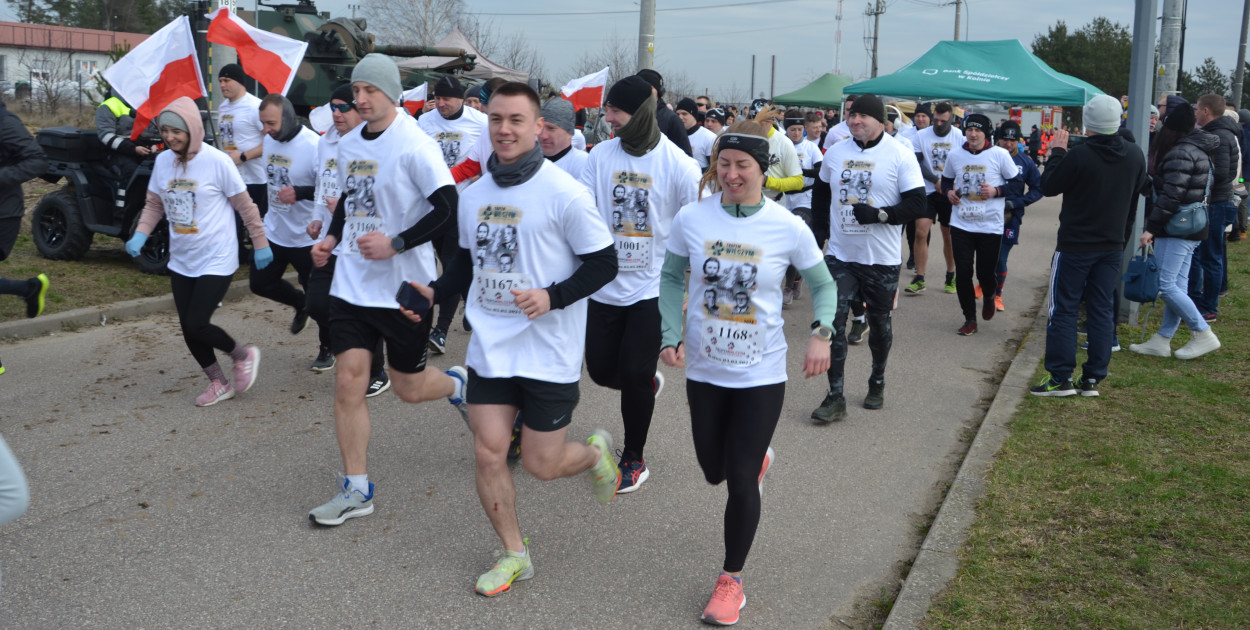  Każdy z organizatorów wytyczył dystans 1963 metrów - symbolicznie upamiętniając rok śmierci ostatniego Żołnierza Wyklętego - Józefa Franczaka, ps. "Lalek", który 21 października 1963 r. poległ z bronią w ręku w trakcie walki z SB i MO