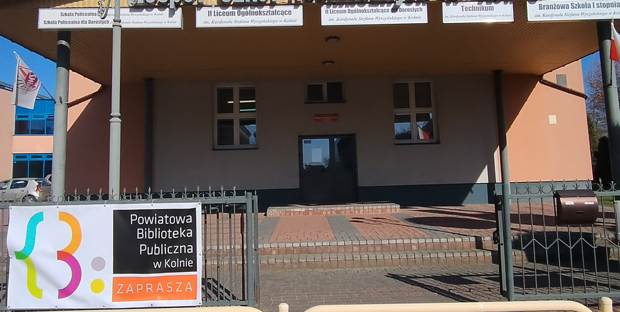 Godziny otwarcia: poniedziałek 10.00 – 16.00, od wtorku do piątku 10.00 – 18.00, w sobotę 10.00 - 14.00