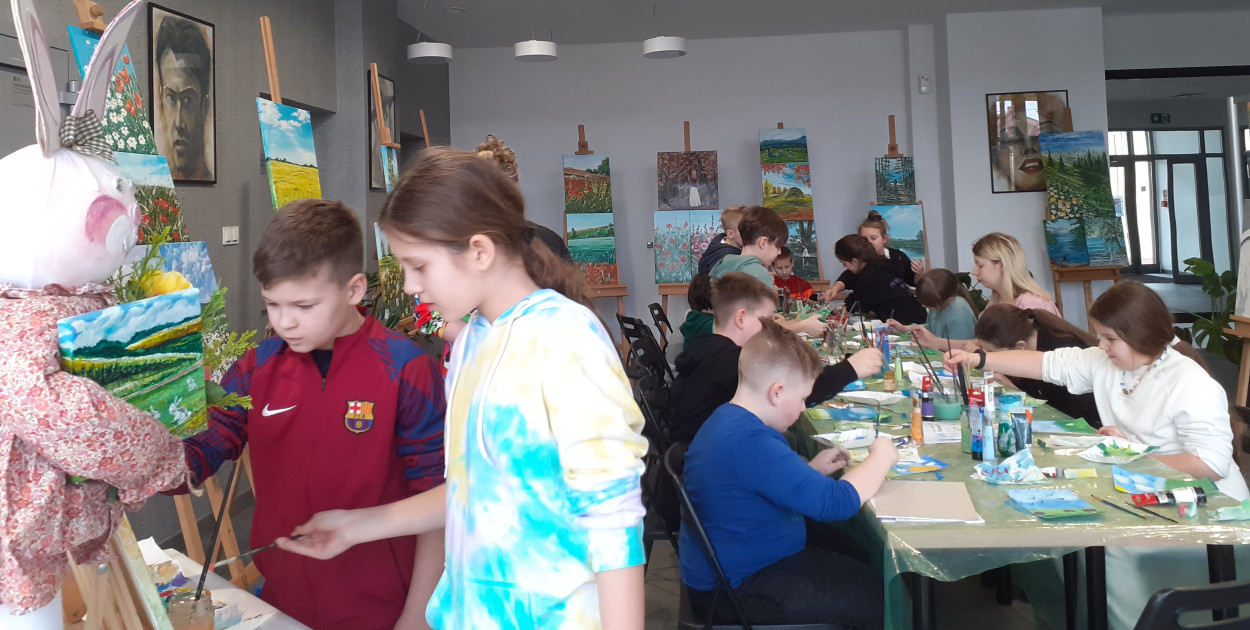 Spotkanie było okazją do poznania łatwych i przyjemnych technik malowania przy użycia profesjonalnych narzędzi i farb