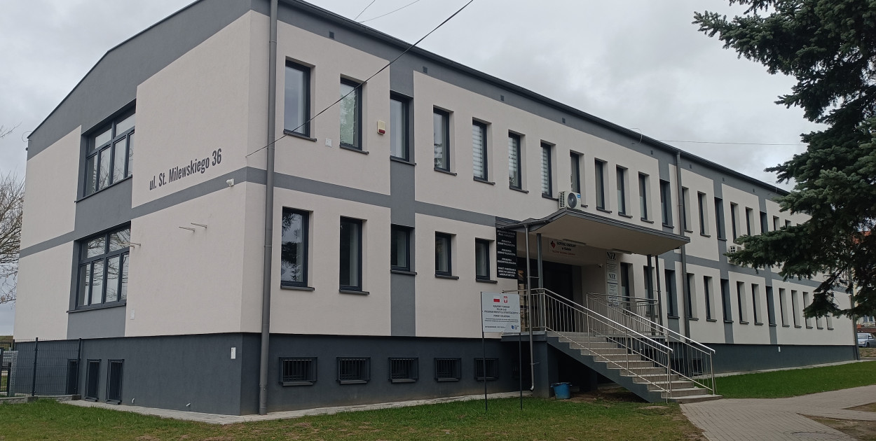 Na dachu przychodni działają już panele fotowoltaiczne, a budynek ogrzewa pompa ciepła. W połączeniu z ociepleniem budynku ma to przynieść oszczędności przy płaceniu rachunków za energię i ogrzewanie