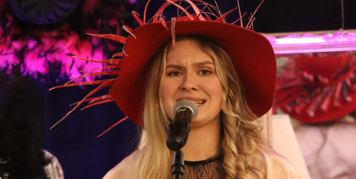 Po wysłuchaniu wszystkich prezentacji jury, a także zgromadzona w saloniku Hanki Bielickiej publiczność nie miała wątpliwości, że w tym roku właśnie Amelia zasługuję na nagrodę główną oraz zwycięskie trofeum w postaci zaprojektowanego specjalnie na tę okoliczność oryginalnego kapelusza