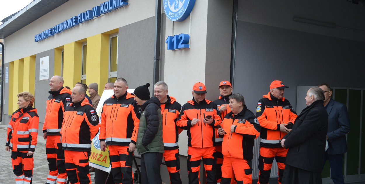  Łomżyńskie Pogotowie ma teraz nową filię w Kolnie. Dzisiaj oficjalnie otwarto budynek, w którym będą pracowali ratownicy medyczni. Są tam pomieszczenia dla pracowników, ale także ogrzewane garaże dla karetek. Dzięki temu samochody są cały czas gotowe do jazdy. Poprzednio, zwłaszcza zimą, ich przygotowanie zajmowało bardzo dużo czasu.  Inwestycja kosztowała prawie 5 mln zł (Fot. Krzysztof Szostkowski)