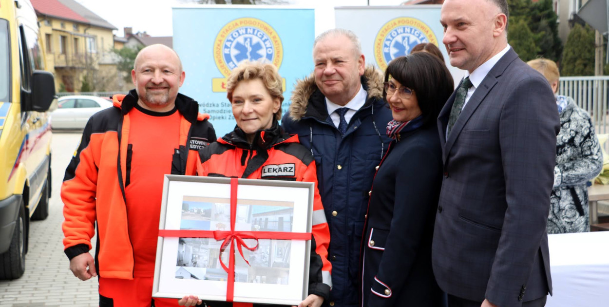 Klucze od nowego budynku otrzymali od wicemarszałka Marka Olbrysia kierujący filią Teresa Krysiak i Adam Pilch