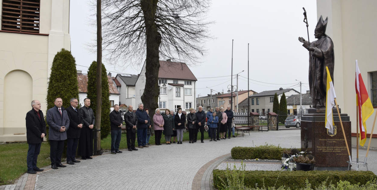 2 kwietnia 2005 roku, o godzinie 21:37, na Placu Świętego Piotra w Rzymie, tłum wiernych towarzyszył Ojcu Świętemu w chwili jego śmierci. Miliony ludzi śledziły również relacje mediów z Watykanu