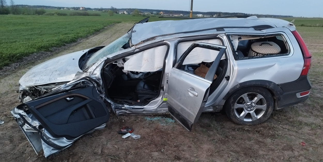 Prawdopodobnie do wypadku doszło, gdy jadące z przeciwnych kierunków auta się mijały. Jeden z nich uderzył w drzewo i dachował (Fot. OSP Czerwone)