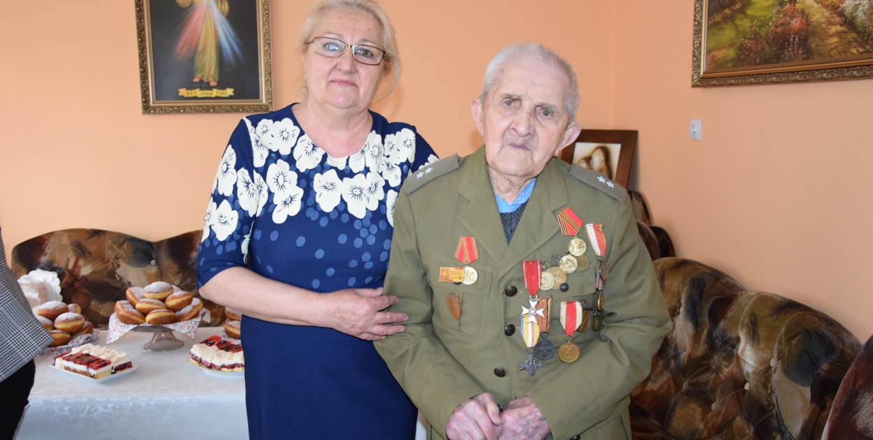 Za wojenne zasługi otrzymał 17 orderów i odznaczeń, wśród nich order Odrodzenia Polski Polonia Restituta i dwa Virtuti Militari. Wspomnienia tych ciężkich lat przechowuje w pamięci, a wszystkie odznaczenia przypięte do wojskowego munduru