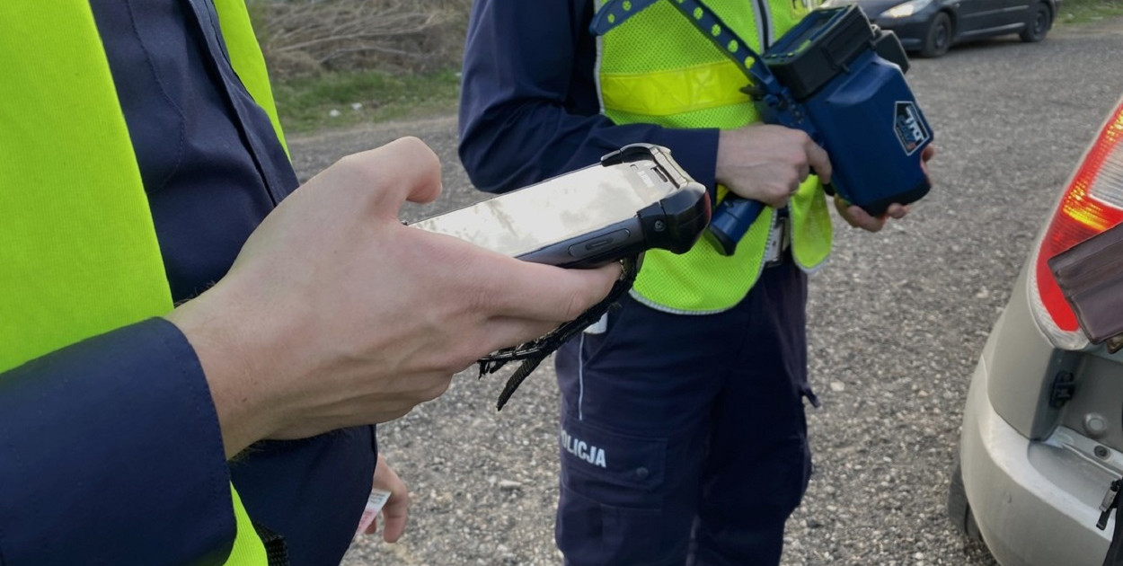 Policjanci z kolneńskiej drogówki zatrzymali 40-letniego obywatela Ukrainy, który posłużył się fałszywym dokumentem prawa jazdy. Wpadł, bo jechał za szybko. Zgodnie z kodeksem karnym, za posługiwanie się podrobionym dokumentem grozi kara pozbawienia wolności do lat 5 (fot. KPP Kolno)
