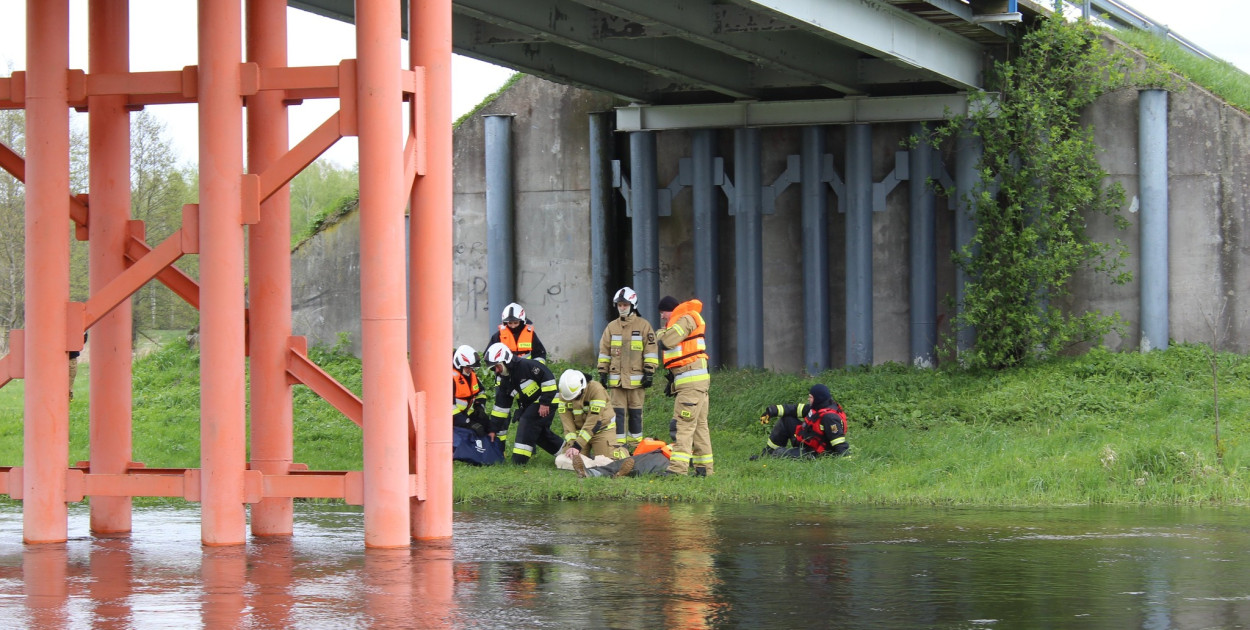 W trakcie ćwiczeń odbył się epizod związany z udzieleniem kwalifikowanej pierwszej pomocy dla poszkodowanych strażaków oraz przygotowano miejsce przyjęcia śmigłowca LPR (fot. archiwum UG Kolno)