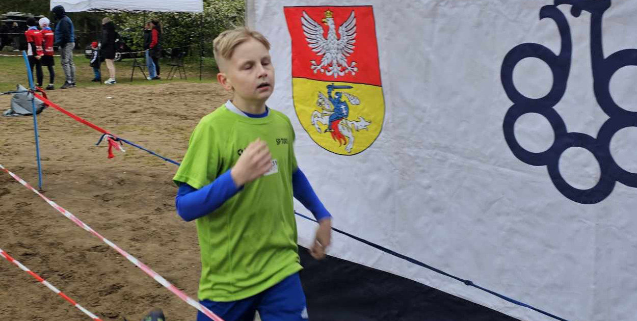 Mistrzem  Województwa Podlaskiego Igrzysk Dzieci w Drużynowych Biegach Przełajowych został zawodnik Szkoły Podstawowej w Turośli - Dominik Dziekoński (fot. LŁ)