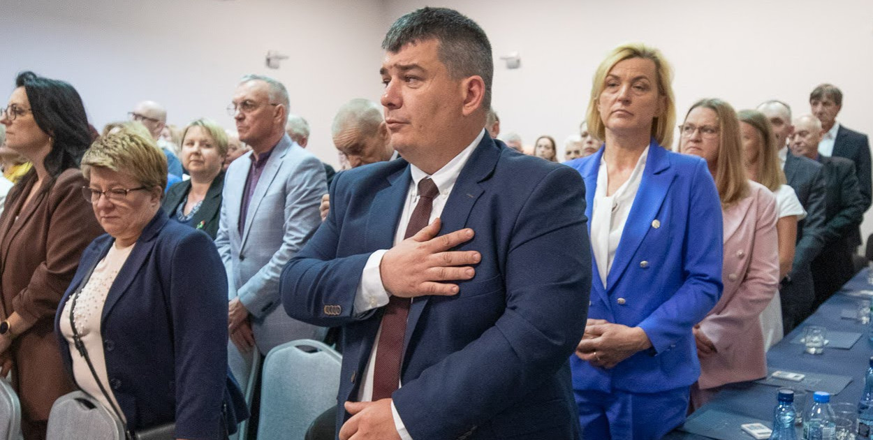 Nie zabrakło gratulacji i podziękowań, które Agnieszce Rutkowskiej złożyli Przewodniczący i Wiceprzewodnicząca Rady Miejskiej w Stawiskach, Dyrektorzy i Kierownicy jednostek organizacyjnych oraz przedstawiciele UM w Stawiskach.  Kilka serdecznych słów do burmistrz i radnych skierował Jan Zelkowski przedstawiciel Podlaskiej Izby Rolniczej i Tomasz Chojnowski Radny Rady Powiatu Kolneńskiego. Głos zabrał również proboszcz parafii w Stawiskach ks. kan. dr Wojciech Turowski 