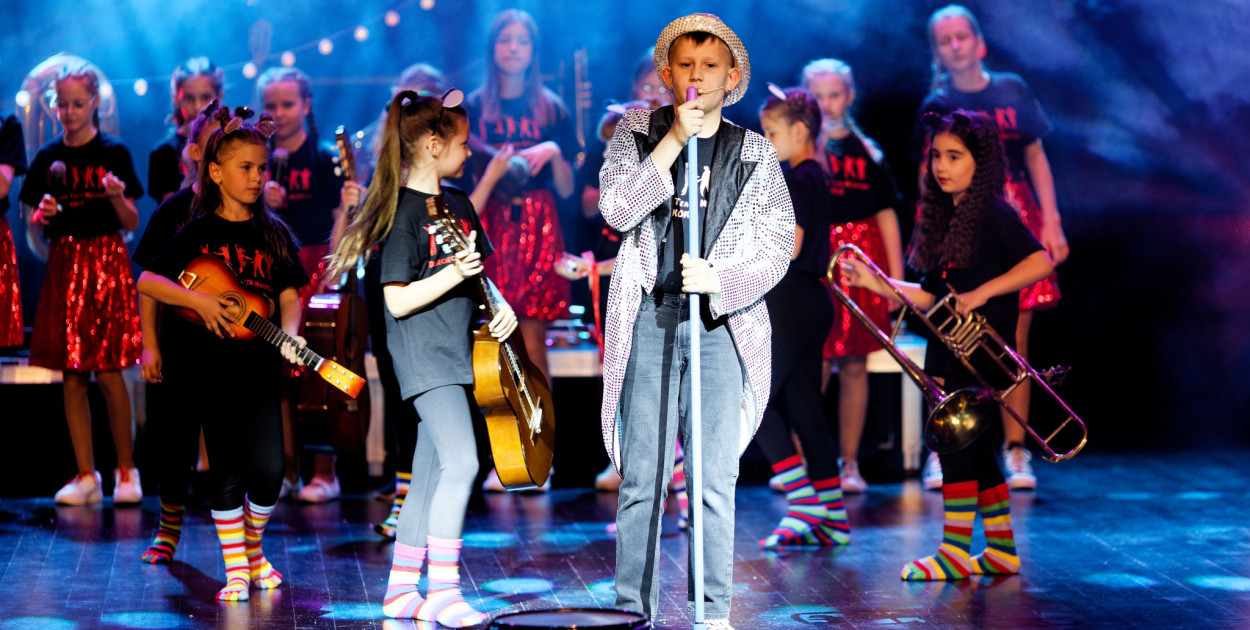 Spektakl został znakomicie przyjęty przez kolneńską publiczność a także dzieci i nauczycieli z kolneńskich szkół. Cała obsada spektaklu liczy na możliwość ponownego zagrania przedstawienia dla szerszej publiczności, bo jak twierdzą najmłodsi artyści być na scenie, tańczyć i śpiewać to wielka frajda (fot. Łukasz Łukaszewicz)