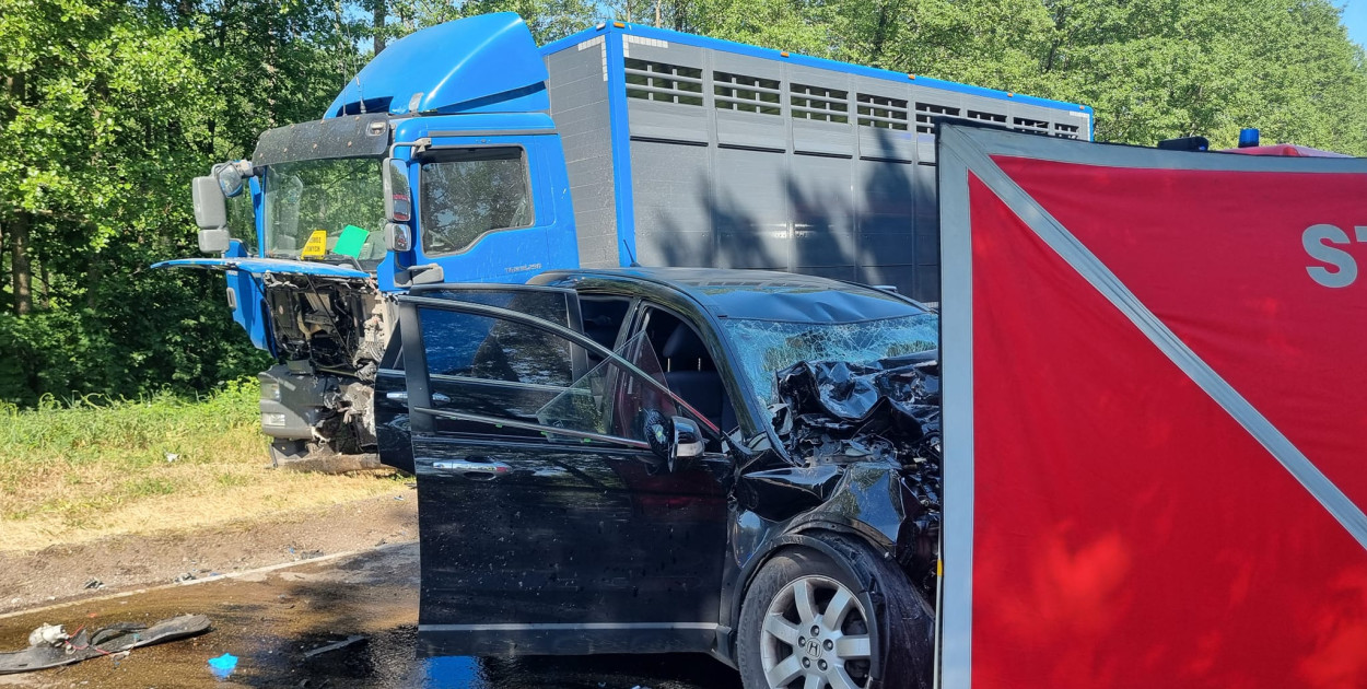 Do śmiertelnego wypadku doszło na drodze wojewódzkiej między Turoślą a Kolnem (fot. OSP Turośl)