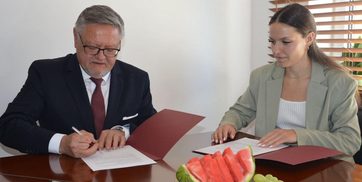 Miasto deklaruje działania w zakresie promowania Dagmary Nocuń jako utalentowanej zawodniczki w piłce ręcznej pochodzącej z Kolna oraz ufunduje Dagmarze Nocuń nagrodę rzeczową (na kwotę 12 tys. zł), jako podziękowanie za promocję Miasta Kolno