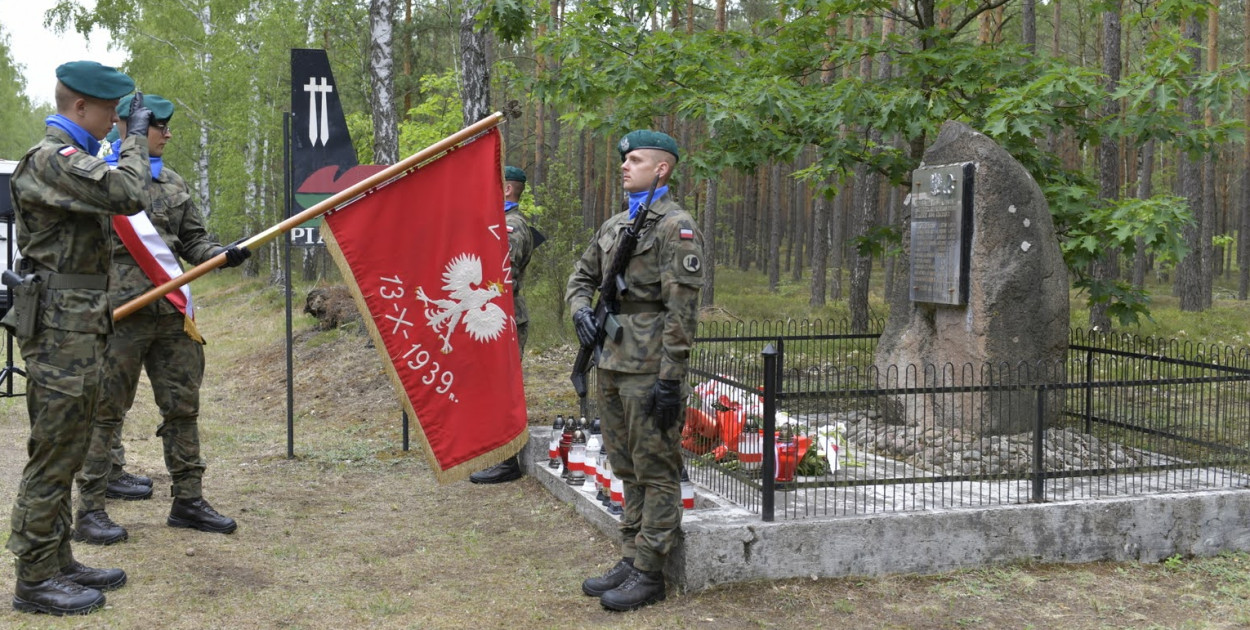 W uroczystościach udział wzięli: Wójt Gminy Kolno Józef Bogdan Wiśniewski, Elżbieta Parzych Wójt Gminy Zbójna, Dyrektor Centrum Kultury Kolno Mariusz Wesołowski, Mariusz Nicewicz Przewodniczący Rady Gminy Zbójna, Renata Krajewska Dyrektor Gminnego Ośrodka Kultury w Zbójnej, radny Gminy Kolno Jerzy Samul, Alfred Samul sołtys wsi Niksowizna, Jerzy Kołys sołtys wsi Gietki oraz przedstawiciele samorządów, służb mundurowych, instytucji, szkół, OSP i stowarzyszeń z gminy Kolno i Zbójna 
