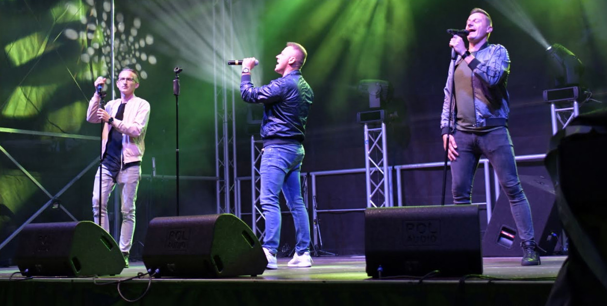 Na scenie na gminnym placu nad rzeką wystąpiły zespoły takie jak Borkowiacy,  Zabielanki, Czerwieniacy, Klub Seniora w Borkowie, lokalne zespoły muzyczne oraz zespół Przekrój. Dodatkowo zagrał zespół Diadem