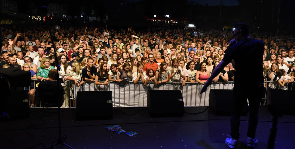 W sobotę obchodziliśmy Imieniny Jana z Kolna. To impreza, która już tradycyjnie rozpoczyna wakacje. W tym roku, kolejny raz, zorganizowało ją wspólnie Miasto Kolno i Powiat Kolneński. Publiczność oszalała na sam koniec, gdy zagrali „Playboys” (fot. archiwum powiatu kolneńskiego)