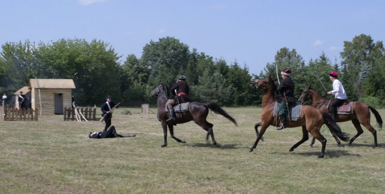 W widowisku wzięło udział 60 rekonstruktorów, wykorzystane były armaty, a wszystkiemu towarzyszyło 20 jeźdźców na koniach (Fot. Sylwester Nicewicz)