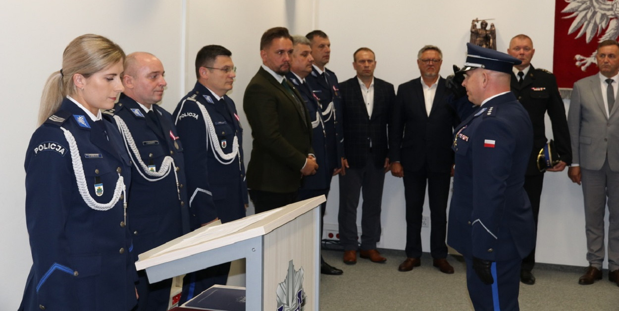 Komendant Powiatowy Policji w Kolnie przywitał przybyłych gości oraz podziękował funkcjonariuszom i pracownikom za odpowiedzialną, rzetelną służbę i pracę (fot. KPP Kolno)