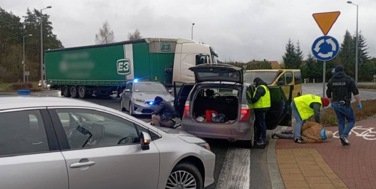 Zatrzymani usłyszeli zarzuty w Prokuraturze Okręgowej w Łomży. Wobec podejrzanych sąd zastosował dwumiesięczny areszt (fot. KPP Kolno)