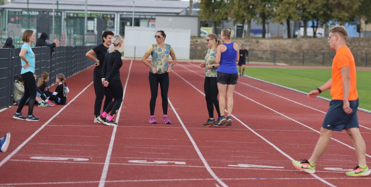 Bieg na milę – lekkoatletyczna konkurencja biegowa, zaliczana do biegów średnich. 1 mili odpowiada 1 609,34 metrów. Dystans ten (ponad 4 okrążenia stadionu) jest popularny w krajach anglosaskich (fot. archiwum KOKiS)