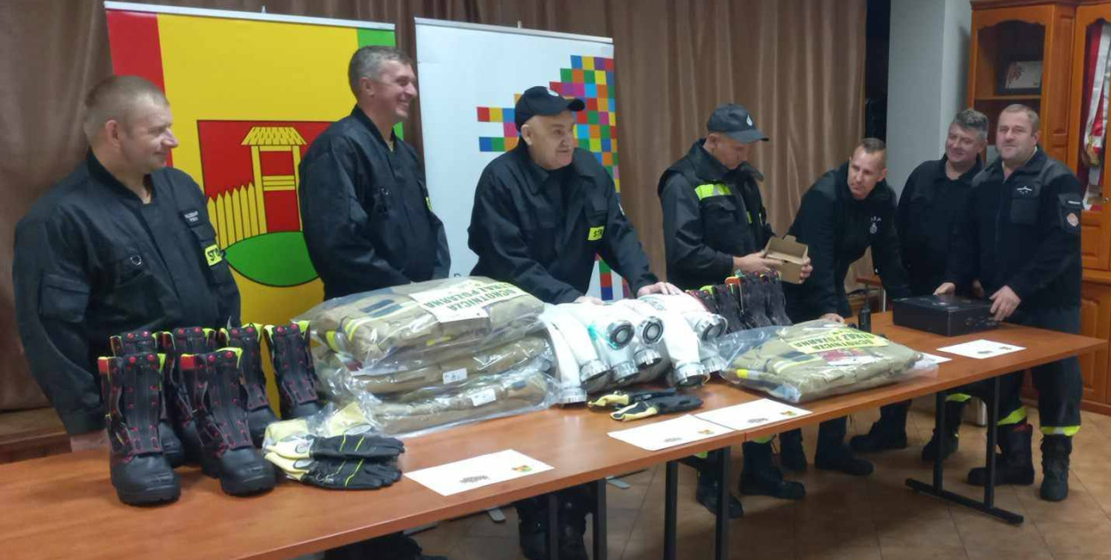 Dzięki nowemu wyposażeniu strażacy Ochotniczych Straży Pożarnych będą mogli skuteczniej dbać o bezpieczeństwo mieszkańców Gminy Kolno (fot. UG Kolno)