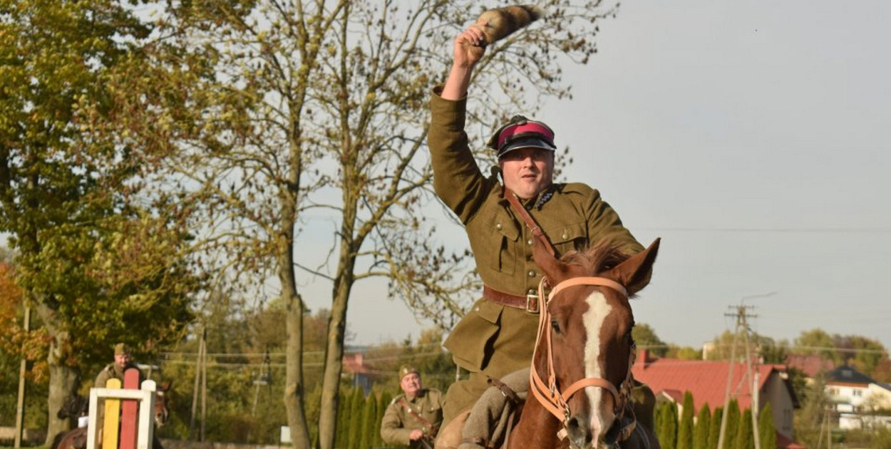 Po kilkunastu minutach  lisią kitę zgodnie z regulaminem biegu zerwał Adam Garbacz reprezentujący barwy 108. Pułku Ułanów (fot. UG Grabowo)