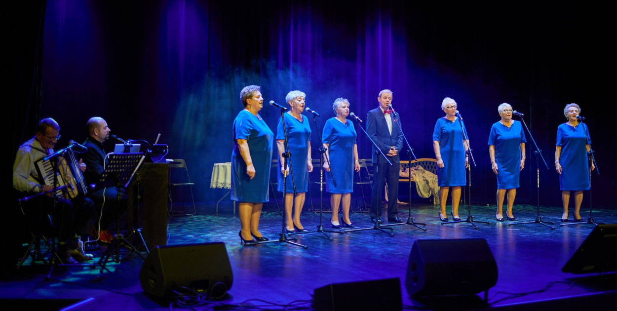 Wieczór ten z pewnością pozostanie w pamięci widzów jako przykład tego, że sztuka potrafi nie tylko bawić, ale i inspirować do cieszenia się życiem niezależnie od wieku (fot. KOKiS)