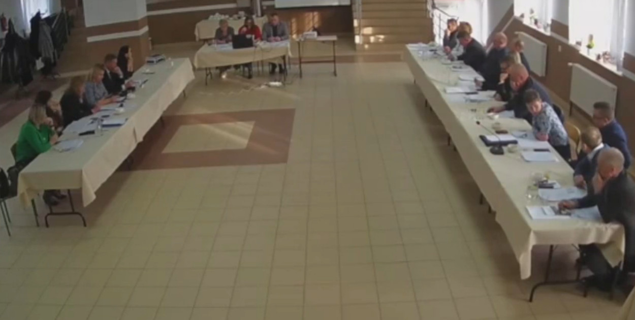 Redakcja nie ma pełnej wiedzy na temat petycji, jakie wpłynęły do Urzędu Gminy Mały Płock. W tej sprawie zwróciliśmy się do władz samorządowych i czekamy na odpowiedź.  Zapytaliśmy się, ile takich petycji wpłynęło, z jakich sołectw i ilu mieszkańców się pod nimi podpisało? fot. zdjęcie z sesji (źródło: nagranie UG Mały Płock)