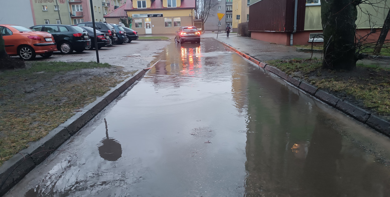 Uliczka łączy się z ulicą 11 Listopada