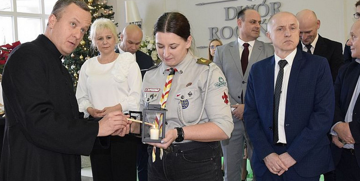 Tradycją świąt Bożego Narodzenia są spotkania opłatkowe organizowane w miejscach pracy czy nauki (fot. A. Konopka)