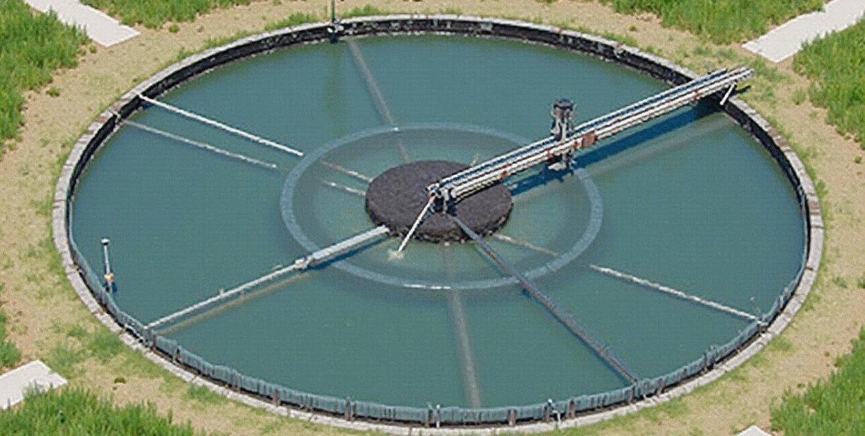 Zgarniacz radialny osadu - do czego jest wykorzystywany?