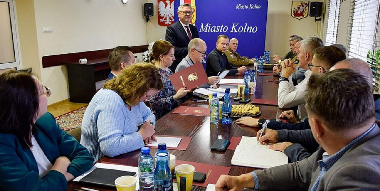 Z naszych obserwacji wynika, że w UM Kolno od kilku miesięcy wszyscy zajmują się przygotowaniami do jubileuszu. Powołano m.in. komitet honorowy oraz organizacyjny (na zdjęciu posiedzenie tego drugiego, fot. archiwum UM Kolno)