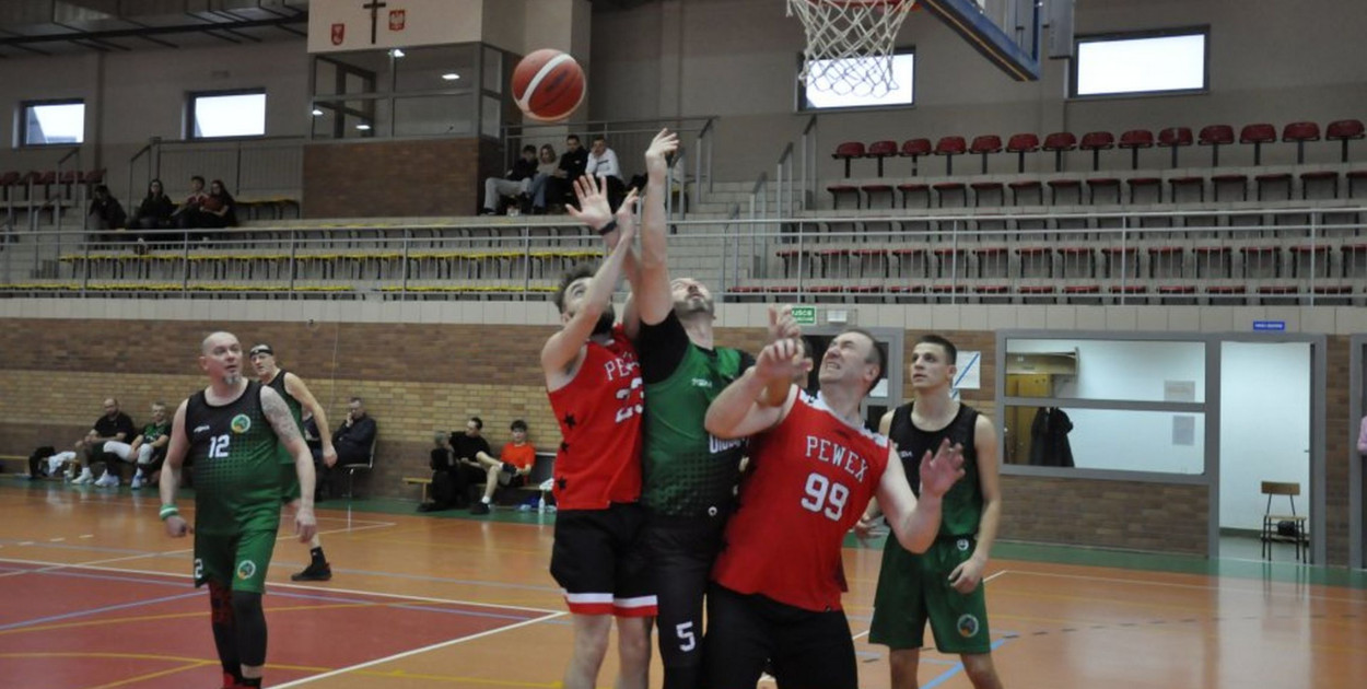 Zespół z Pisza wygrywa turniej koszykówki w Kolnie