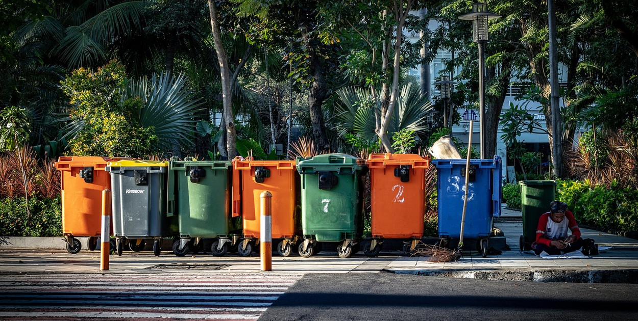 Ubrania i tekstylia tylko do PSZOK? Jak gminy pomagają mieszkańcom?