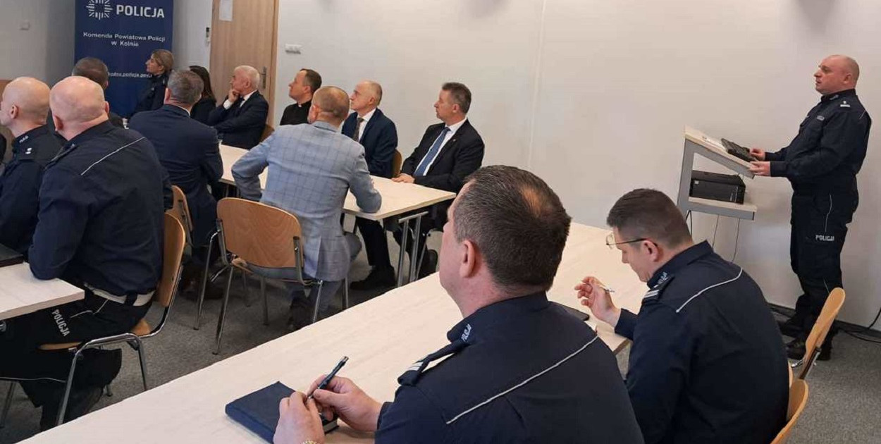 Głos zabrali także przybyli goście, którzy podziękowali za dobrą pracę funkcjonariuszy Komendy Powiatowej Policji w Kolnie oraz życzyli uzyskania takich samych wyników w przyszłym roku. Wszyscy uczestnicy spotkania podkreślali też wysoką skuteczność organów ścigania w zakresie zapewnienia bezpieczeństwa i zwalczania przestępczości (fot. KPP Kolno)