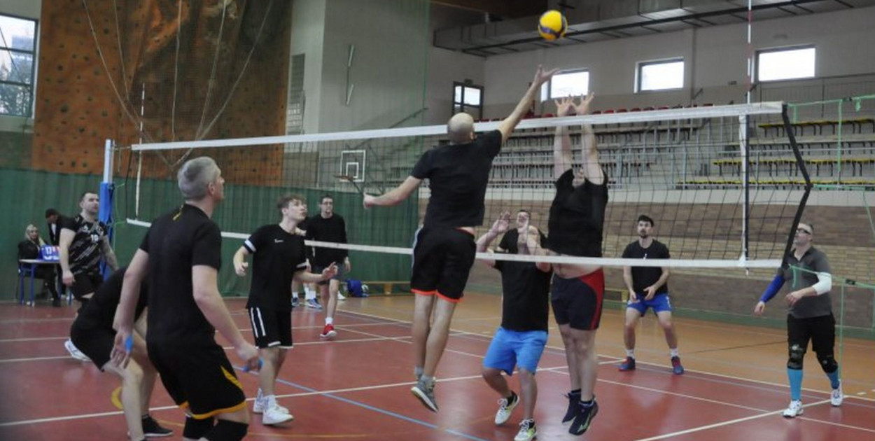 Zawody przyciągnęły zespoły z różnych miejscowości, co zapewniło wysoki poziom sportowy i zaciętą rywalizację (fot. archiwum KOKiS)