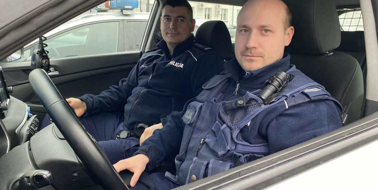 Hasło "Pomagamy i Chronimy" to nie tylko słowa. To także realne działania policjantów, którzy podczas interwencji niejednokrotnie ratują życie. Policjanci z patrolówki znaleźli się w odpowiednim miejscu i czasie (fot. KPP Kolno)