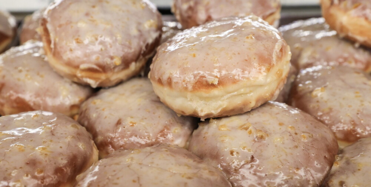 Dietetyczka: w tłusty czwartek lepiej kupić pączki w piekarni niż w markecie