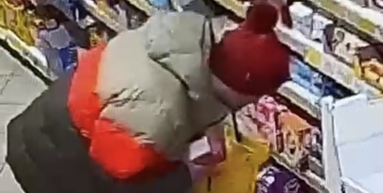 Mężczyzna wykorzystując nieuwagę pracowników sklepów, kradł artykuły spożywcze i inne produkty (fot. KPP Kolno)