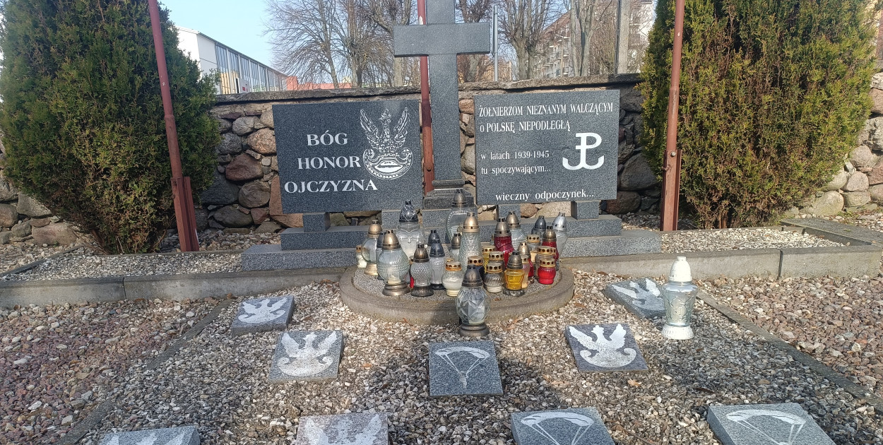 IPN: Inskrypcja o treści ŻOŁNIERZOM NIEZNANYM WALCZĄCYM O POLSKĘ NIEPODLEGŁĄ W LATACH 1939-1945 TU SPOCZYWAJĄCYM... wprowadza odbiorców w błąd i utrwala fałszywą informację o domniemanym pochówku